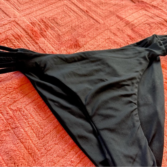 black Roxy scrunch butt bikini bottom - Picture 5 of 8